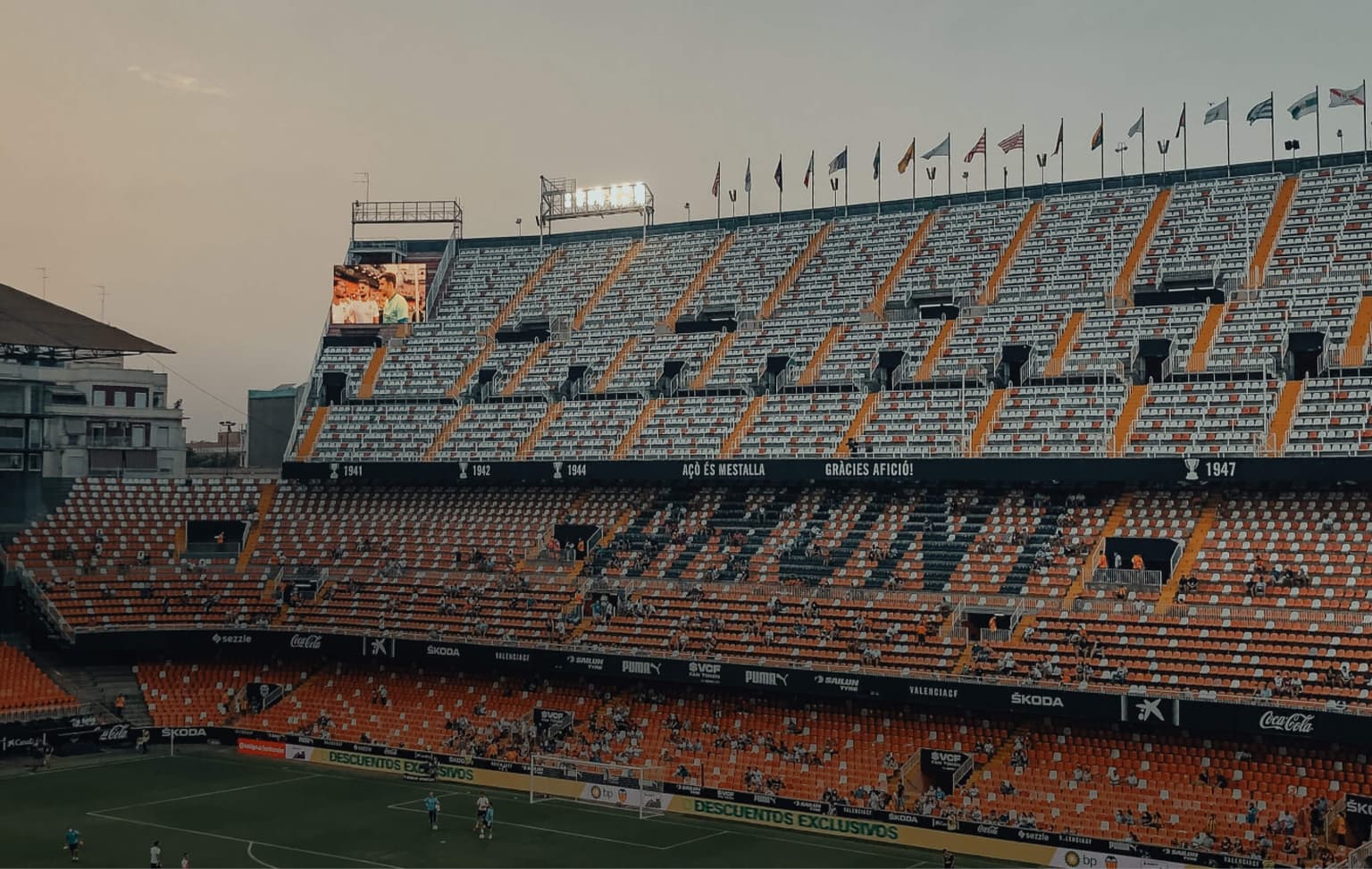 bg image https://cebytb37gqewrsv4.public.blob.vercel-storage.com/Valencia%20Internship%20-%20Sports%20marketing%20-%20Header-eVQNnOE2DELKZR23XUnLtSb8X1VVbn.jpg