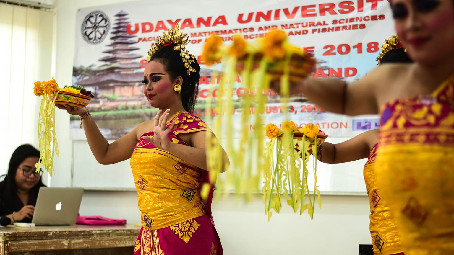 bg image https://cebytb37gqewrsv4.public.blob.vercel-storage.com/bali-summer-course-indonesia-28146-5VRZLPASuz6B4nG98h5ObgOWf5P04x.jpg