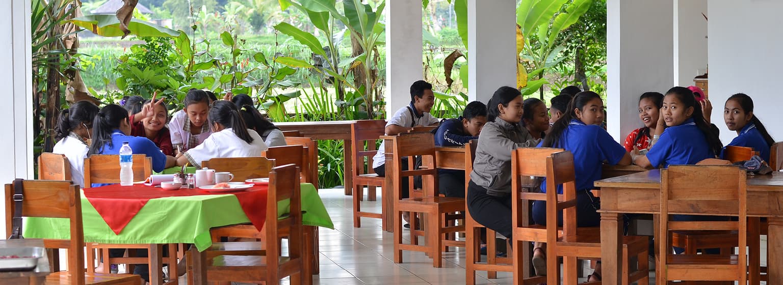 bg image https://cebytb37gqewrsv4.public.blob.vercel-storage.com/bali-volunteer-indonesia-2028-rIdqPLmG4YuDPfXph0A9F2F4LSXXOE.jpg