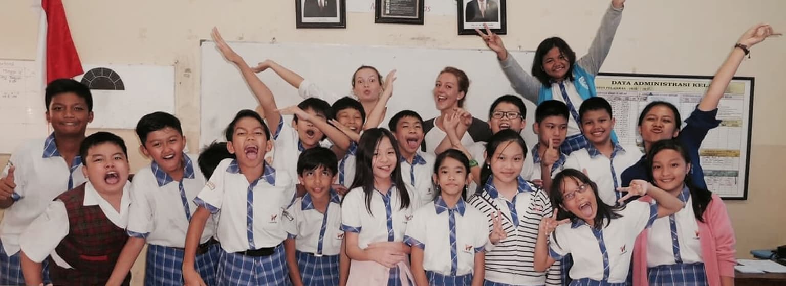 bg image https://cebytb37gqewrsv4.public.blob.vercel-storage.com/bali-volunteer-indonesia-9890-z1C2smZs9TZ3lP6Bl1Q6kchUXbPD90.jpg