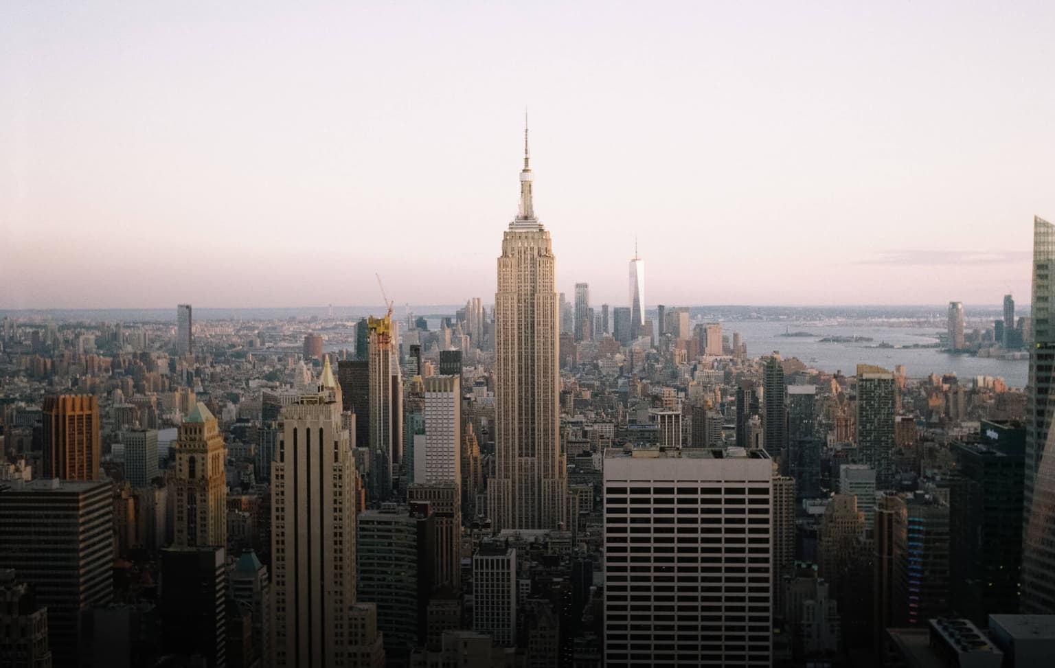 bg image https://cebytb37gqewrsv4.public.blob.vercel-storage.com/nyc-usa-internships-header-01-9jSipAXdlnqbZDvBqaT8T5U0dlC912.jpg